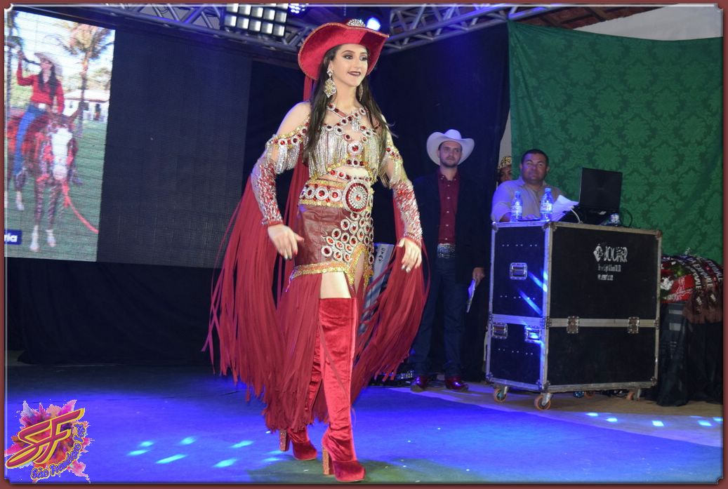 DESFILE DA RAINHA DA EXPOVALE 2019
